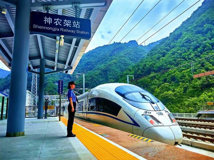 两年迎送旅客两千多万 郑渝高铁赋能文旅迈上“快车道”