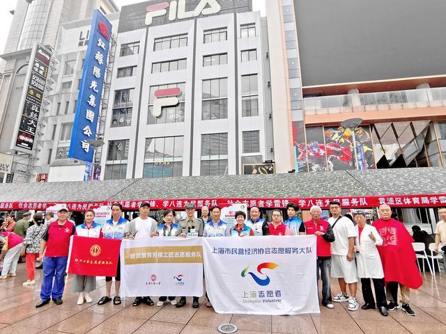 每月20号南京路步行街为民服务，梅雨天气依旧坚持