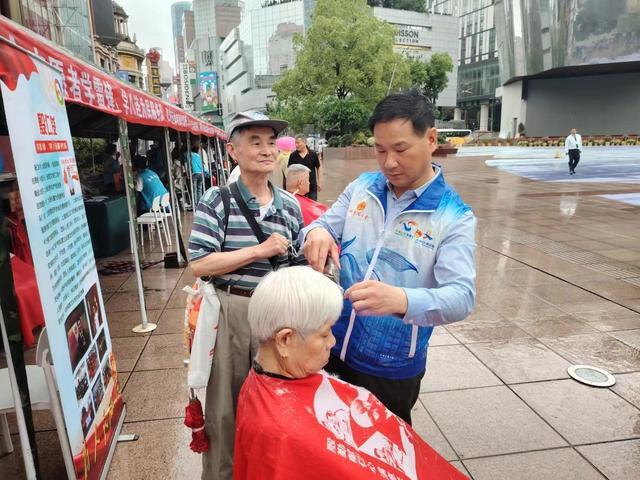 每月20号南京路步行街为民服务，梅雨天气依旧坚持