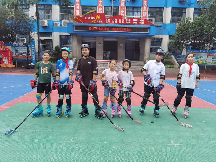 泸州市实验小学获江阳区轮滑冰球公开赛冠军