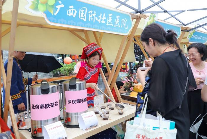 尝药膳、拔竹罐……壮瑶医药亮相广西中医药文化市集