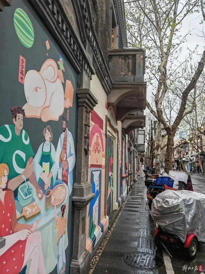 上海市中心多地出现大面积墙上涂鸦！阿姨：去年游客路过这里都很纳闷……如今被人围观→
