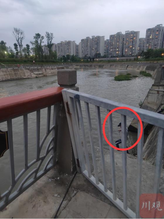 锦江下河台阶多处护栏门缺损，游客差点落水直呼“好险”【C视频·问政四川】