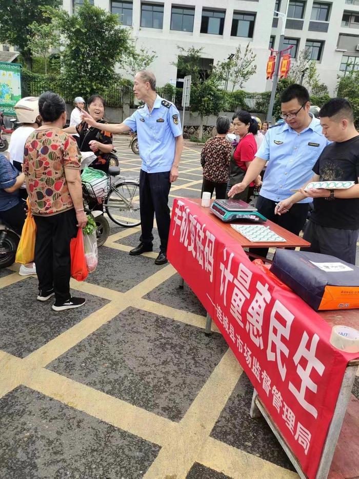 手机妙变砝码 人人都是监督员 ——福建省市场监管部门开展手机防范电子秤作弊维权宣传活动侧记