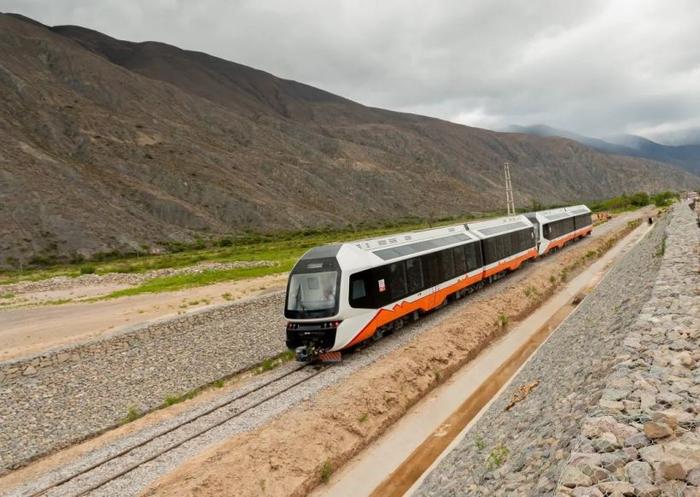 中国首次出口新能源轻轨列车在阿根廷正式商业运营