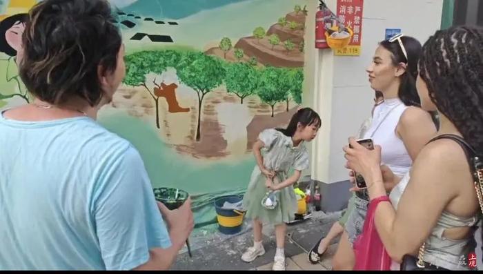上海市中心多地出现大面积墙上涂鸦！阿姨：去年游客路过这里都很纳闷……如今被人围观→