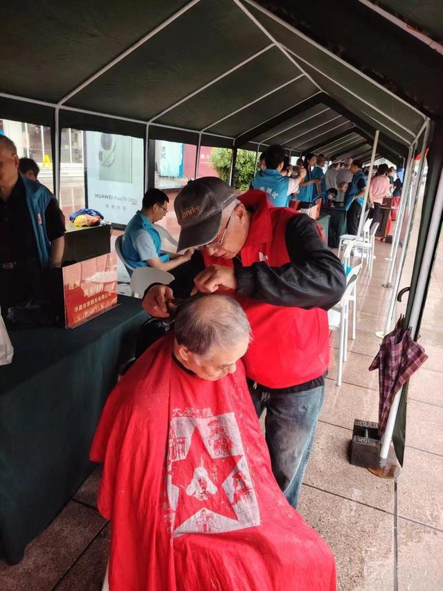 每月20号南京路步行街为民服务，梅雨天气依旧坚持