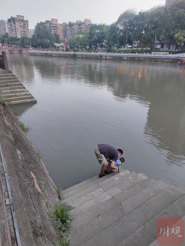 锦江下河台阶多处护栏门缺损，游客差点落水直呼“好险”【C视频·问政四川】