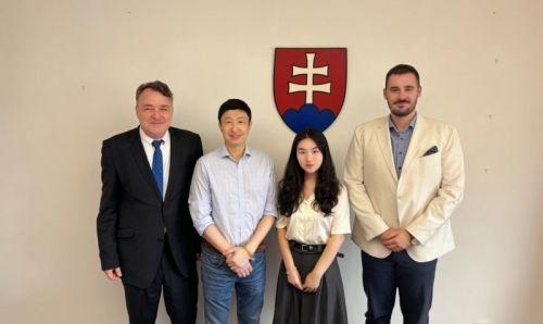 凯金新能源团队访问斯洛伐克驻上海总领事馆，推进全球布局