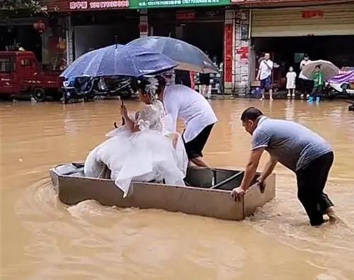 桂林遭遇1998年以来最大洪水！火车站被淹、学校停课、新娘坐消防车出嫁……