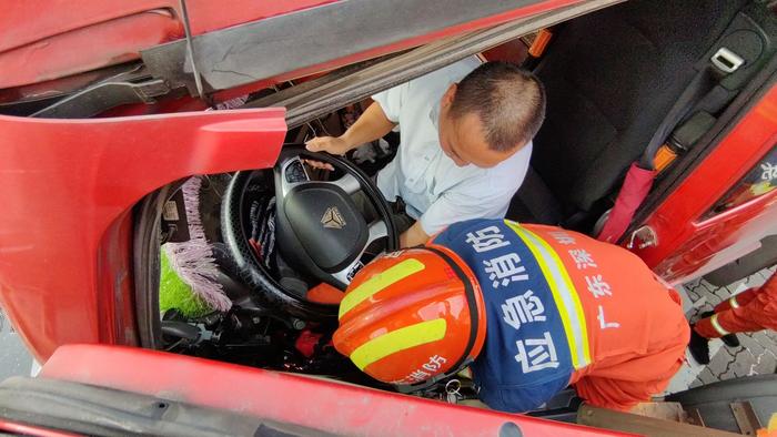 盐田港集装箱码头发生交通事故人员被困 深圳消防紧急救援