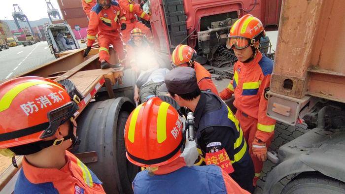 盐田港集装箱码头发生交通事故人员被困 深圳消防紧急救援
