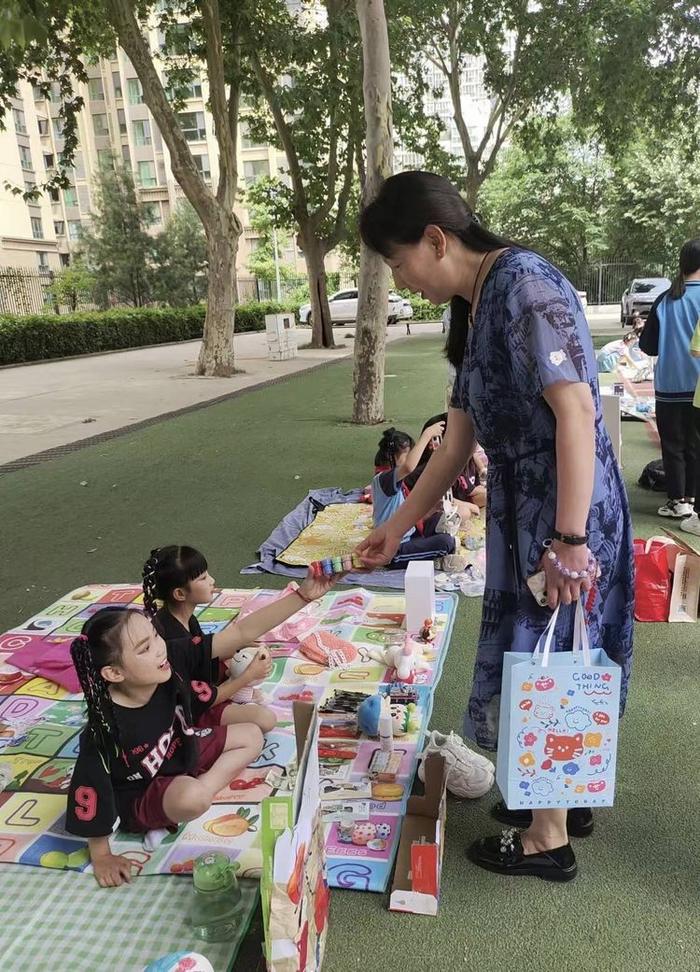 陕钢子校举行跳蚤市场活动