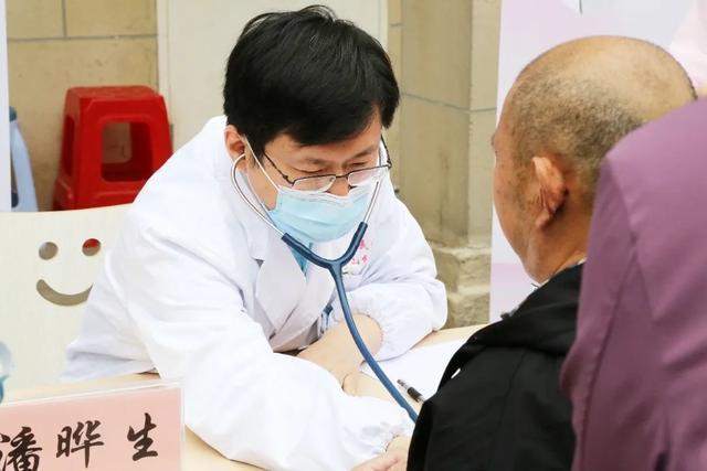 金山这位医生荣获第五届“上海市区域名医”称号，你认识他吗→