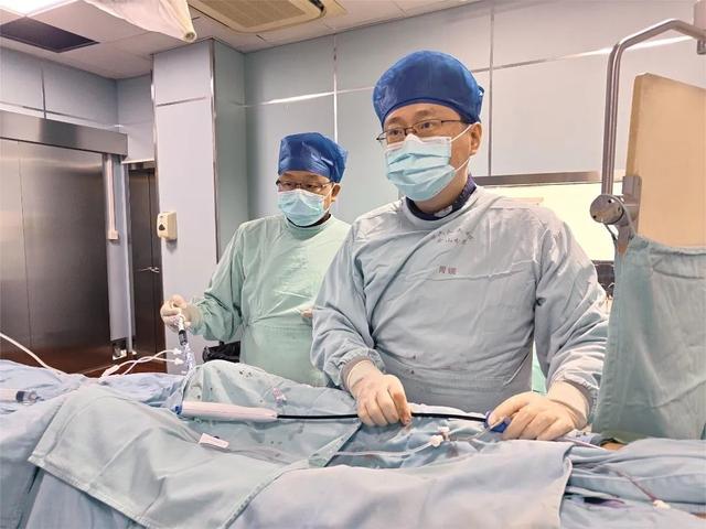 金山这位医生荣获第五届“上海市区域名医”称号，你认识他吗→