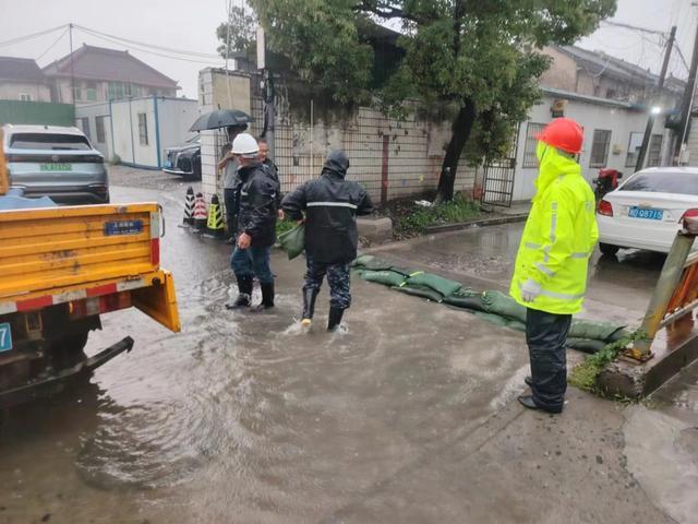 迅速处置路面积水、社区自查排水系统，嘉定各街镇园区全力应对“暴力梅”