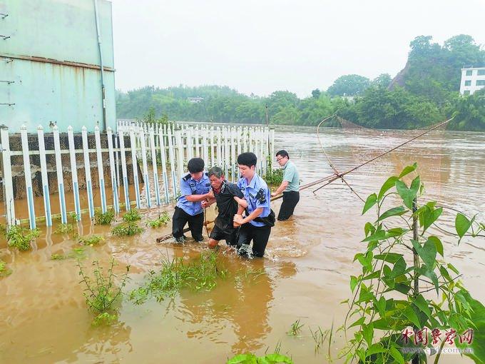 全力以赴 风雨中为群众撑起“平安伞”