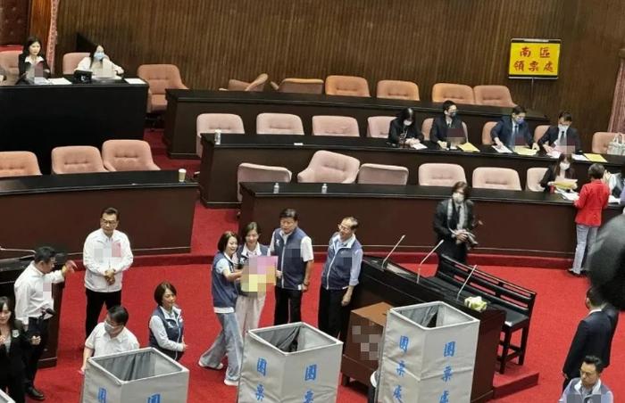 蓝白联合成功否决台立法机构改革复议案 蓝营民代：民进党藏了什么将真相大白！