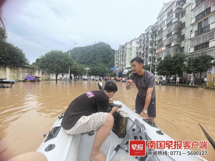 洪流中驾艇逆行救下20多人 ，桂林小伙获颁天天正能量特别奖