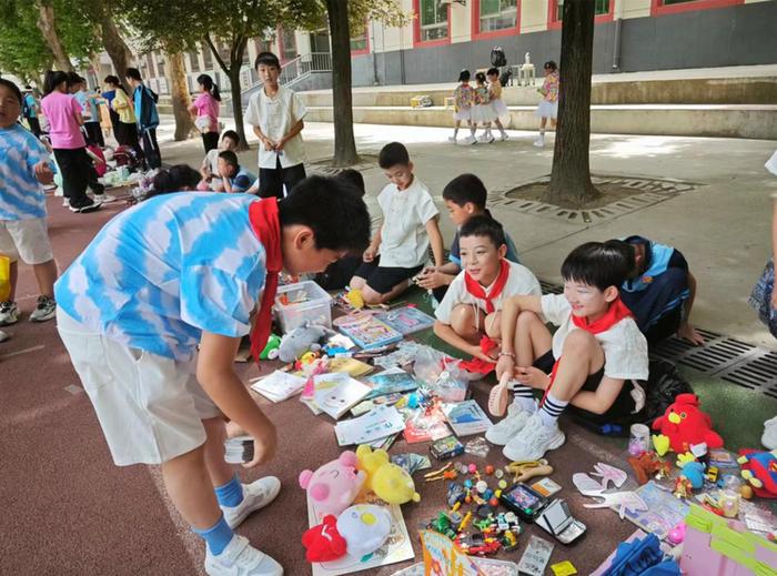 陕钢子校举行跳蚤市场活动