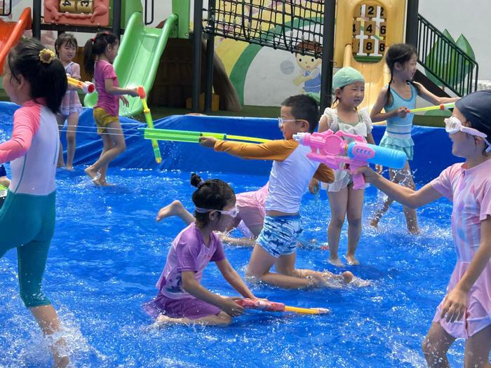 灞桥区灞桥街道中心幼儿园开展夏日戏水活动