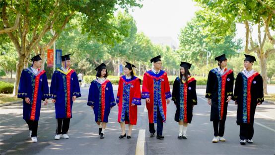 师生自主设计 安徽财经大学学位服惊艳亮相