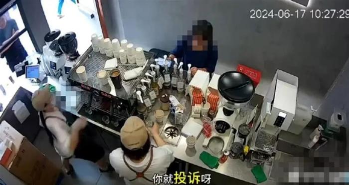 掌掴、泼咖啡粉！知名品牌连曝两起纠纷事件，有员工称8小时内要做500杯咖啡