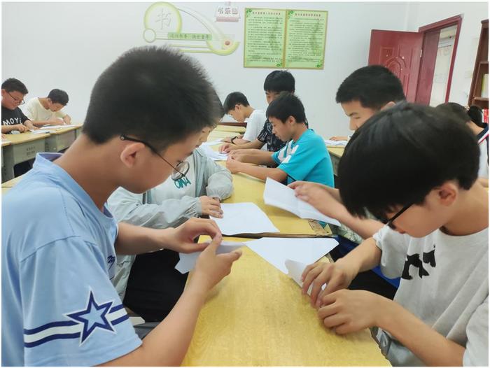 怀宁县凉亭初级中学举行2024年校园文化科技节纸飞机比赛活动