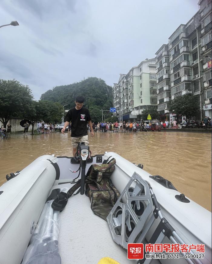 洪流中驾艇逆行救下20多人 ，桂林小伙获颁天天正能量特别奖