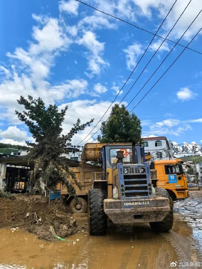 福建上杭县寺庙坍塌一家六口失联，家属山中呐喊找人，沿路多处塌方