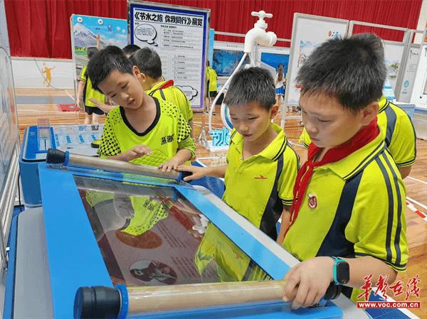 启迪未来 探索科技奥秘  蒸湘区第二实验小学参观“中国流动科技馆”巡展