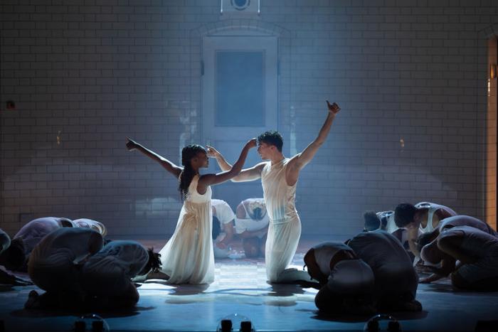 马修·伯恩版《罗密欧与朱丽叶》北京首演，莎翁巨著化身当代启示