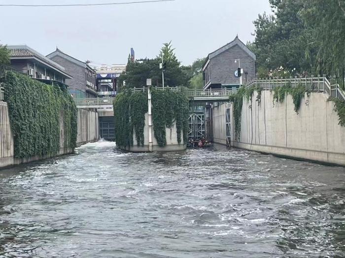 开闸放水时 体重200斤的泳者也会被冲走 市水务局提醒：选择安全水域开展亲水活动