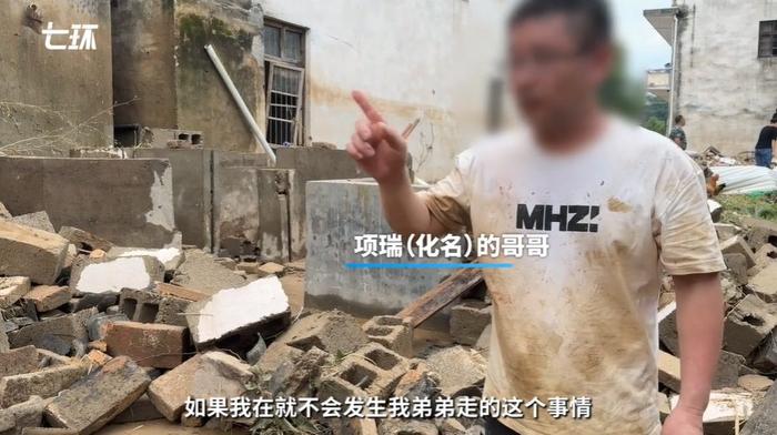视频丨男子将母亲托举到屋顶，自己被洪水冲走不幸遇难