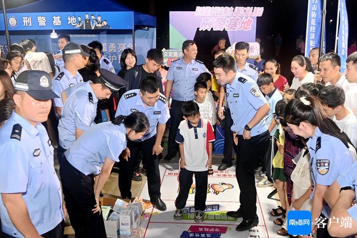 花样宣传“赶大集” 海南警方平安集市（昌江站）火热开市