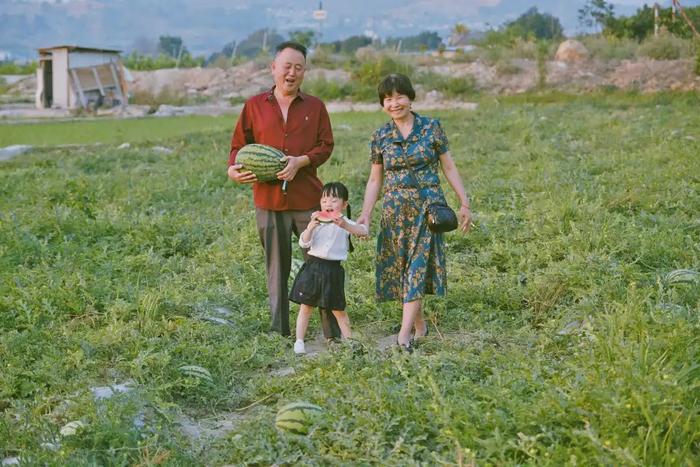 在云南样样好丨临沧人夏日的幸福，从在瓜地里吃西瓜开始