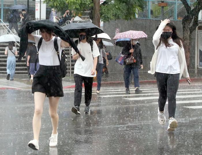 最新！台湾12县市大到暴雨 有机场暂停地面作业