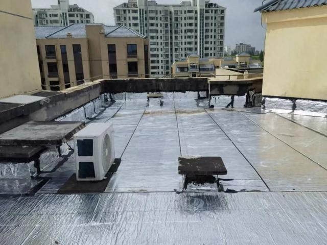 修缮屋面，铺设排水沟……梅雨季前，这些问题都解决了