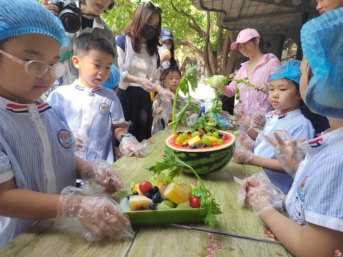 济南动物园举行川金丝猴“蛋蛋”3周岁生日派对