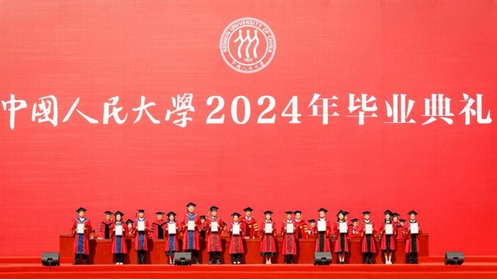 中国人民大学举办2024年毕业典礼，患癌教师寄语毕业生