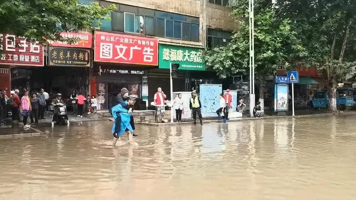 贵州多地强降雨+中考 各部门全力救助护考