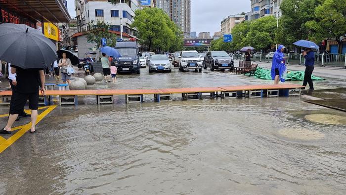 贵州多地强降雨+中考 各部门全力救助护考