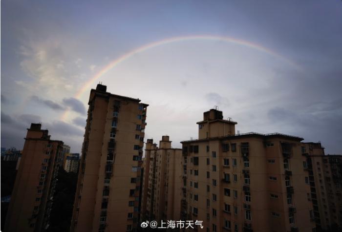 上海天空惊现：彩虹+晚霞！网友：好魔幻…明晚雨水再次加强，下周将超30℃