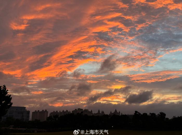 上海天空惊现：彩虹+晚霞！网友：好魔幻…明晚雨水再次加强，下周将超30℃