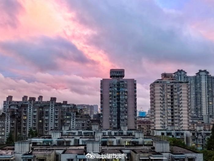 上海天空惊现：彩虹+晚霞！网友：好魔幻…明晚雨水再次加强，下周将超30℃