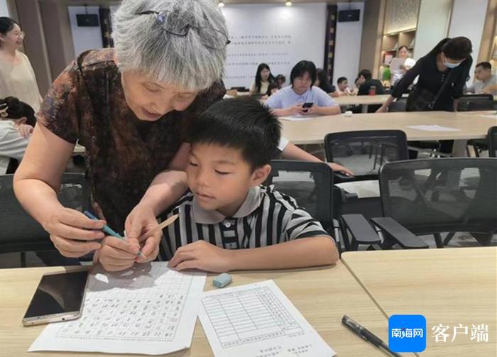 “健康书写坐姿与执笔姿势”讲座在海南省图书馆举行