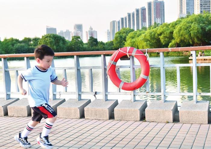 龙湖公园更新防溺水救生物资和警示标识