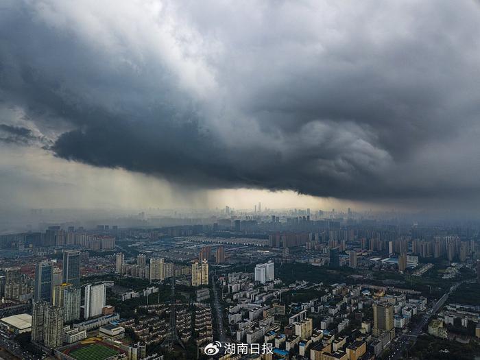 暴雨袭击长沙：“小时雨量破纪录”，多条地铁停运