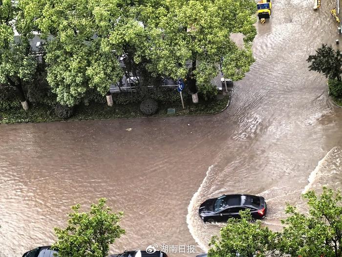 暴雨袭击长沙：“小时雨量破纪录”，多条地铁停运