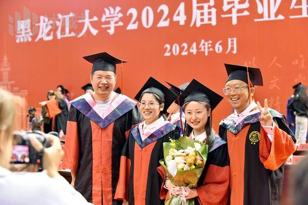 拨穗、授学位……黑龙江大学8800余名学生毕业啦